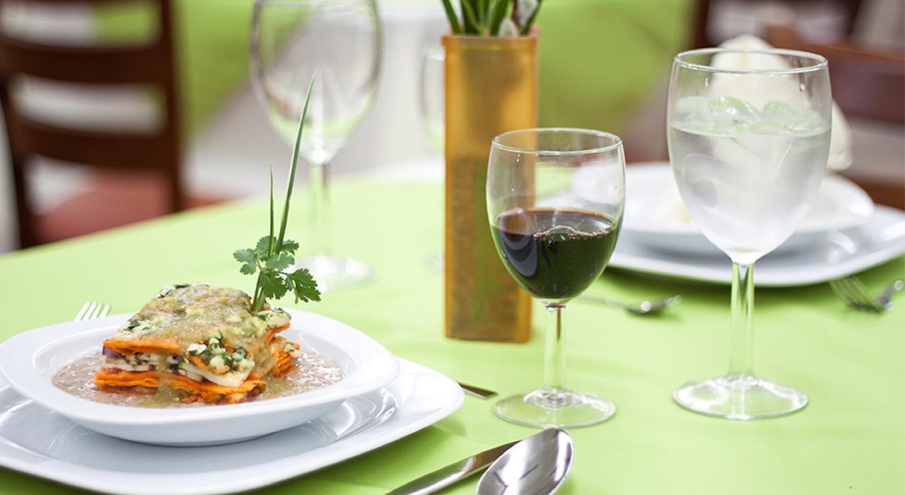 Hotel Ecce Inn & Spa Silao Zewnętrze zdjęcie A wine glass